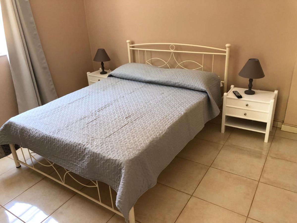 Petros Rooms & Apartments Lixouri Ngoại thất bức ảnh
