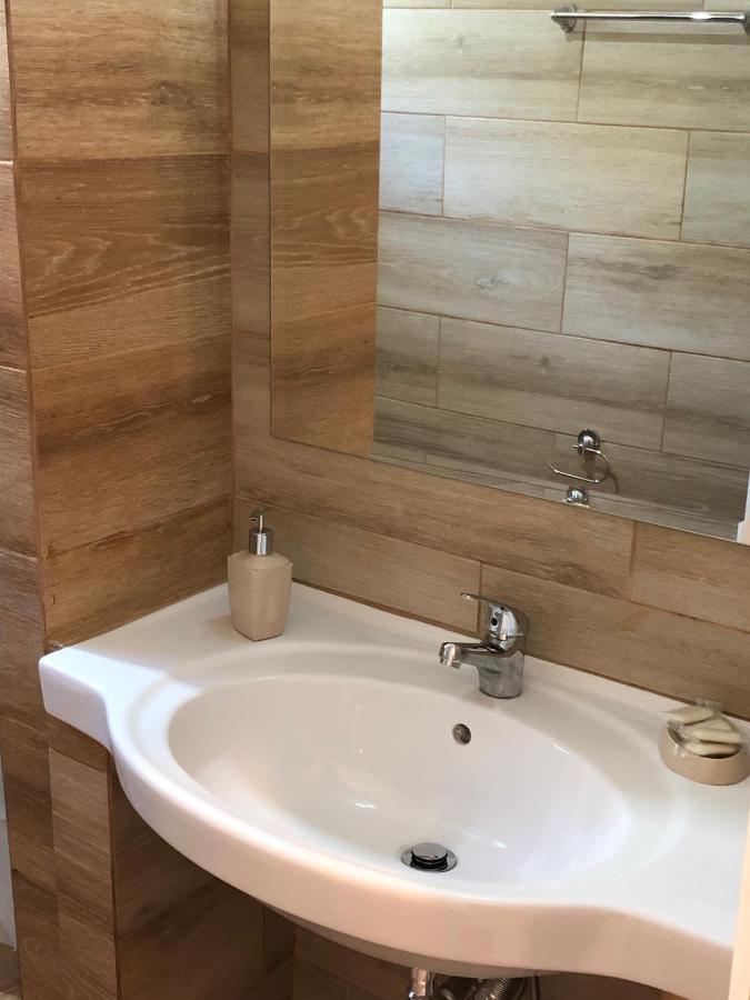 Petros Rooms & Apartments Lixouri Ngoại thất bức ảnh