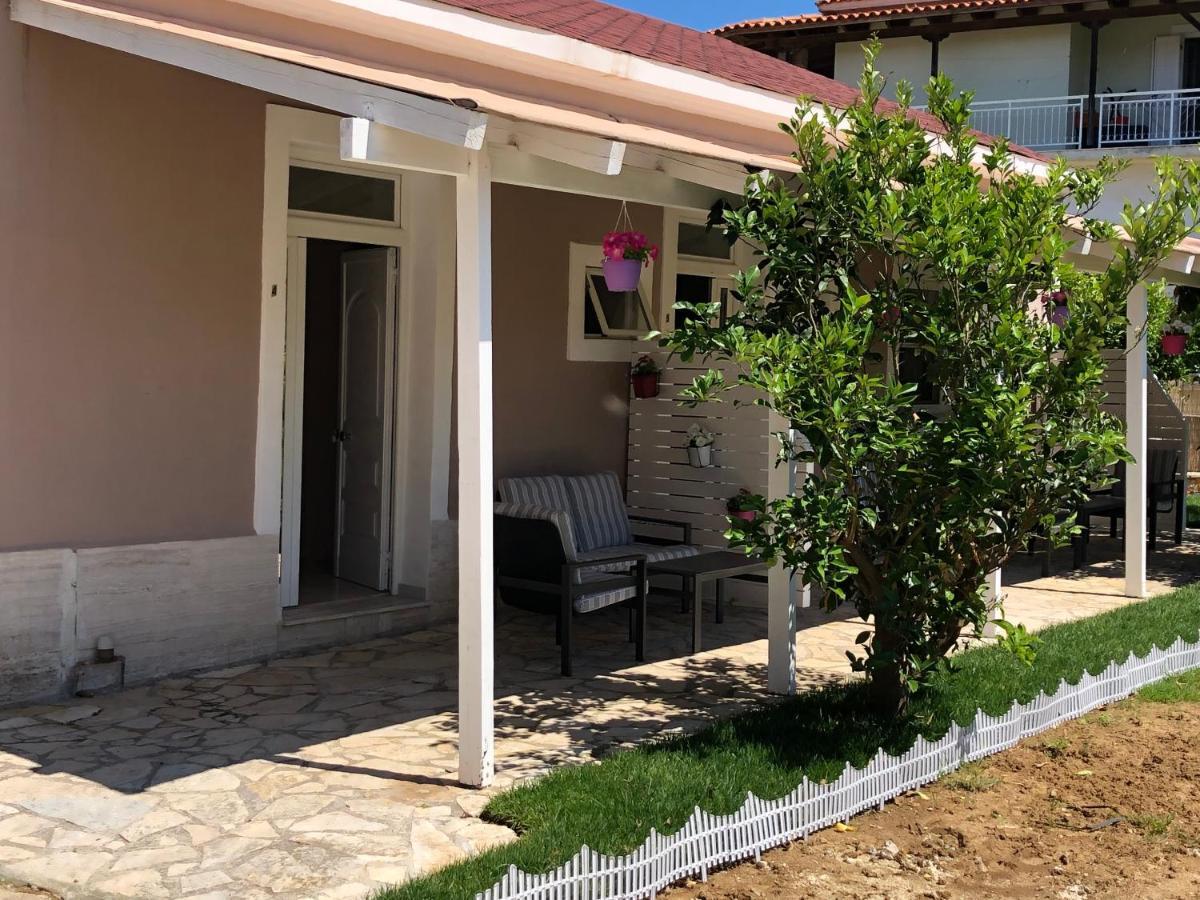 Petros Rooms & Apartments Lixouri Ngoại thất bức ảnh