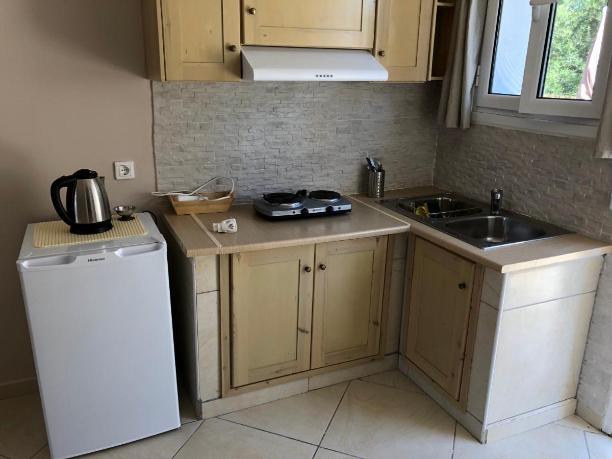 Petros Rooms & Apartments Lixouri Ngoại thất bức ảnh